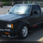 La GMC Syclone revolucionó el mercado en 1991 al demostrar que una camioneta podía ofrecer prestaciones de superdeportivo. Equipada con un motor V6 turboalimentado y tracción total, aceleraba de 0 a 100 km/h en apenas 4,3 segundos, una cifra extraordinaria para la época. Con unas 3.000 unidades fabricadas, se ha convertido en una de las pick-ups más buscadas del mercado clásico.