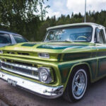 La Chevrolet C10 se convirtió en una de las camionetas más queridas del campo estadounidense. Fabricada entre 1960 y 1987, destacó por su robustez, su sencilla mecánica y una suspensión capaz de soportar años de trabajo intensivo. Muchas unidades continúan en servicio hoy en día, heredadas de generación en generación, demostrando una longevidad que pocos vehículos modernos pueden igualar.