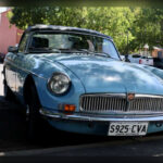 El MG B Roadster se convirtió en uno de los modelos más representativos de la industria automovilística británica gracias a su equilibrio entre facilidad de conducción, diseño atractivo y costes de mantenimiento contenidos. Su carrocería ligera y su configuración mecánica sencilla ofrecían una experiencia de conducción divertida y accesible, convirtiéndolo en uno de los roadster más populares de todos los tiempos y en un símbolo mundial del automovilismo británico clásico.