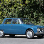 El Alfa Romeo Giulia debutó en 1962 como la evolución de una de las berlinas deportivas más influyentes de su época. Equipado con el conocido motor Twin Cam de 1,6 litros y una caja de cambios de cinco velocidades, destacó además por una aerodinámica muy avanzada para aquellos años, siendo promocionado como un coche 