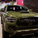 La Toyota Tacoma TRD Sport 2021 es uno de los mejores ejemplos de cómo el mercado ha cambiado en los últimos años. Su precio de lanzamiento era de 41.862 dólares, pero algunas unidades usadas llegaron a anunciarse por 42.998 dólares. La enorme demanda de pick-up y la escasa disponibilidad de modelos nuevos provocaron que muchos compradores estuvieran dispuestos a pagar más por una unidad con pocos kilómetros.