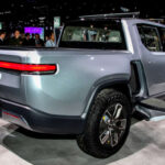 Rivian ocupa el último lugar del ranking de Consumer Reports con una puntuación media de 24 sobre 100 en fiabilidad prevista. El fabricante de vehículos eléctricos continúa registrando problemas relacionados con la calidad de fabricación y con su sistema de propulsión eléctrico. No obstante, Consumer Reports recuerda que Tesla atravesó dificultades similares durante sus primeros años y logró mejorar notablemente con el paso del tiempo, por lo que Rivian todavía tiene margen de evolución.