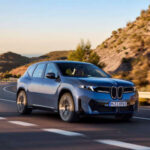 Durante una prueba dinámica del BMW iX3, la marca vendó los ojos y colocó tapones en los oídos a dos pasajeros para comprobar si podían detectar el momento exacto en el que el vehículo se detenía. Ninguno logró identificarlo correctamente. En cambio, al repetir el ejercicio en un BMW iX de la generación actual, ambos acertaron. La diferencia está en el sistema Soft Stop, que suaviza las frenadas utilizando principalmente la frenada regenerativa, reduciendo casi por completo la intervención de los frenos convencionales.