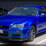 El Nissan Skyline GT-R R34 se convirtió en una auténtica leyenda gracias a su motor RB26DETT, su avanzado sistema de tracción total y una tecnología muy adelantada a su tiempo. Su enorme potencial para incrementar la potencia y su extraordinaria fiabilidad hicieron que este modelo pasara a ser uno de los coches más deseados por preparadores y aficionados, convirtiéndose en un referente absoluto dentro de la cultura tuner.