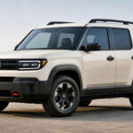 Honda estaría trabajando en el regreso del Element, el SUV de diseño cuadrado que desapareció del mercado en 2011. Según diversas fuentes de la industria citadas por importantes medios especializados, la marca japonesa planea lanzar una nueva generación híbrida en 2029, una estrategia con la que buscaría solucionar uno de los mayores puntos débiles del modelo original: su consumo de combustible. Aunque la compañía todavía no ha confirmado oficialmente el proyecto, la noticia ya ha despertado un enorme interés entre aficionados y expertos del sector.