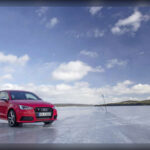 Aunque Audi es una de las marcas premium más globales, no todos sus modelos llegan a Estados Unidos. Las razones principales son las estrictas normativas de emisiones y seguridad, además de los elevados costes de adaptación. En otros casos, la propia marca prioriza vehículos de mayor tamaño y rentabilidad, ya que el consumidor estadounidense suele preferir SUV y berlinas grandes frente a compactos o familiares deportivos.