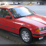 El BMW E36 Touring representaba la versión familiar del Serie 3 E36, combinando practicidad con el clásico comportamiento dinámico de BMW. Su carrocería alargada ofrecía mayor capacidad de carga sin perder el equilibrio del chasis, pero nunca se comercializó oficialmente en Estados Unidos, donde la demanda de familiares compactos era limitada.