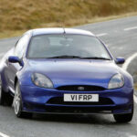 El Ford Puma combinaba el chasis del Fiesta con una puesta a punto más deportiva y un motor 1.7 de origen Yamaha. Su comportamiento era ágil y directo, especialmente en la versión Racing Puma, que elevaba el nivel con mejoras de chasis y mayor potencia, convirtiéndolo en un pequeño deportivo muy valorado.
