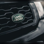 Land Rover sigue siendo una referencia cuando se habla de lujo y conducción fuera del asfalto, pero su historial de fiabilidad continúa siendo uno de sus puntos débiles. Modelos como el Discovery y el Range Rover han sido señalados repetidamente por problemas eléctricos y mecánicos, una situación que ha provocado numerosas críticas entre propietarios y especialistas del sector.