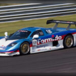 El Mosler MT900 destacó tanto en carretera como en los circuitos, donde llegó a ser penalizado e incluso excluido de algunas competiciones debido a su superioridad. Su historial incluye importantes victorias, entre ellas las 24 Horas de Daytona. Sin embargo, su estética poco convencional y el uso de componentes compartidos con otros vehículos hicieron que muchos compradores lo confundieran con un kit car. A pesar de su impresionante rendimiento, apenas se fabricaron unas 60 unidades antes de que la marca desapareciera en 2012.