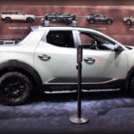 La Hyundai Santa Cruz 2026 continúa apostando por una fórmula diferente al combinar características de SUV y pickup en un mismo vehículo. Gracias a este enfoque, logra un consumo combinado cercano a los 25 MPG, ofreciendo una gran versatilidad para el día a día sin los elevados costes de combustible asociados a las camionetas tradicionales de gran tamaño.