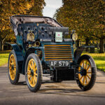 La historia de Fiat comenzó con el Fiat 3.5 HP, un modelo derivado del Welleyes diseñado por Giovanni Ceirano. Tras adquirir los derechos del vehículo en 1899, la recién creada Fabbrica Italiana Automobili Torino inició la producción de lo que sería el primer automóvil de la marca. Equipado con un motor bicilíndrico bóxer de 657 cc, este pequeño coche sentó las bases de una de las compañías más importantes de la industria automotriz europea.