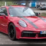 El Porsche 911 Turbo S es considerado por muchos como el equilibrio definitivo entre prestaciones y uso diario. Su impresionante aceleración rivaliza con la de superdeportivos mucho más caros, mientras que su refinado interior y su comodidad permiten utilizarlo a diario sin sacrificios. La característica configuración de motor trasero proporciona una tracción excepcional y convierte al 911 en una referencia dentro del segmento.