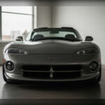 El Dodge Viper RT/10 llegó en 1992 con una filosofía brutalmente sencilla: un enorme motor V10 de 400 caballos y ninguna ayuda electrónica para controlar semejante potencia. Sin ABS, control de tracción ni control de estabilidad, el deportivo estadounidense exigía reflejos rápidos y manos expertas. Su comportamiento salvaje convirtió al Viper en una de las máquinas más intimidantes de su generación.