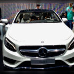 Modelos como el Mercedes-Benz Clase S son sinónimo de confort, innovación y sofisticación. Sin embargo, toda esa tecnología avanzada implica sistemas electrónicos extremadamente complejos que pueden sufrir averías costosas. Las reparaciones suelen requerir herramientas especializadas, mano de obra cualificada y piezas con precios muy superiores a la media del mercado.