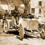 El Mercedes 35hp fue el primer automóvil en llevar el nombre Mercedes y marcó un antes y un después en la historia del automóvil. Impulsado por la visión de Emil Jellinek y diseñado por Wilhelm Maybach, destacó por su bajo centro de gravedad, su ligereza y unas prestaciones excepcionales para la época. Su éxito fue tan grande que muchos historiadores lo consideran el primer automóvil moderno de la historia.