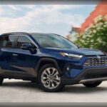 El Toyota RAV4 se mantiene como uno de los SUV más vendidos gracias a una fórmula difícil de igualar. Su motor atmosférico de 2,5 litros desarrolla 203 CV y 249 Nm de par, ofreciendo aceleraciones competitivas y un excelente equilibrio entre prestaciones y consumo. Además, incorpora de serie el paquete Toyota Safety Sense, uno de los sistemas de seguridad más completos del segmento.