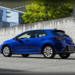 Con 4,37 metros de longitud, el Toyota Corolla Hatchback sigue siendo una de las opciones más equilibradas del mercado. Destaca por su consumo combinado de hasta 35 mpg, un maletero de 18 pies cúbicos y un completo equipamiento de serie que incluye pantalla táctil de 8 pulgadas, compatibilidad inalámbrica con Apple CarPlay y Android Auto, además del paquete Toyota Safety Sense 3.0 con múltiples asistentes de conducción.