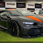El Bugatti Chiron Super Sport 300+ representa una de las mayores hazañas de la ingeniería moderna. Su motor W16 de cuatro turbos desarrolla 1.577 CV, permitiéndole acelerar de 0 a 100 km/h en apenas 2,4 segundos y superar las 300 mph. Su carrocería alargada y su sofisticada aerodinámica están diseñadas para ofrecer estabilidad a velocidades que muy pocos vehículos pueden alcanzar.