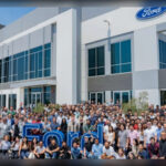 Ford está destinando una inversión cercana a los 5.000 millones de dólares para desarrollar una nueva arquitectura eléctrica universal que servirá de base para varios modelos futuros. Diseñada por un equipo especializado en California, esta plataforma permitirá reducir significativamente los costes de producción, manteniendo al mismo tiempo elevados estándares de calidad, resistencia y fiabilidad. La estrategia busca fabricar vehículos eléctricos a gran escala sin disparar los precios finales para el consumidor.