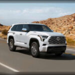 El Toyota Sequoia experimentó una de las renovaciones más importantes de su historia con una completa puesta al día que introdujo una motorización híbrida mucho más eficiente. Además de mejorar notablemente el consumo de combustible, el gran SUV japonés incorporó tecnología más avanzada, un habitáculo modernizado y una experiencia de conducción más refinada, convirtiéndose en una opción mucho más competitiva frente a sus rivales estadounidenses.