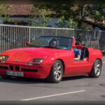 El BMW Z1 destacó a finales de los años 80 por su diseño futurista y una característica única: sus puertas se ocultaban dentro de la carrocería en lugar de abrirse de forma convencional. Su producción limitada y su excelente comportamiento dinámico lo convirtieron en un coche de culto. Una reinterpretación moderna podría recuperar el lado más experimental y atrevido de la marca alemana.