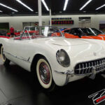 La llegada del Chevrolet Corvette en 1953 transformó la percepción de los automóviles deportivos en Estados Unidos. En una época dominada por grandes sedanes familiares, el Corvette apostó por un diseño llamativo, una carrocería de fibra de vidrio y un enfoque centrado en las prestaciones. Su éxito impulsó el desarrollo de deportivos estadounidenses y abrió un nuevo capítulo para la industria del país.
