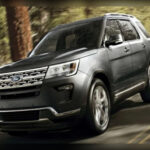 Algunas versiones del Ford Explorer EcoBoost se ganaron una reputación negativa debido a una polémica configuración de la bomba de agua. En determinados motores, este componente se encuentra ubicado internamente detrás de la cadena de distribución. Cuando falla, el refrigerante puede mezclarse con el aceite del motor, provocando daños catastróficos sin apenas señales de advertencia. Muchos mecánicos consideran esta avería una de las más costosas y frustrantes de reparar.