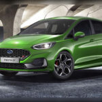 El Ford Fiesta fue durante décadas uno de los utilitarios más exitosos de Europa y otros mercados internacionales. Desde su debut en 1976 destacó por ofrecer transporte asequible, eficiencia y dimensiones ideales para la ciudad. Además, versiones deportivas como el Fiesta ST demostraron que un coche pequeño también podía ser emocionante de conducir. Su desaparición en 2023 marcó el final de una era y dejó un vacío importante para quienes buscan vehículos compactos, económicos y divertidos.