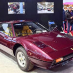 El Ferrari 308 GTB representa a la perfección la elegancia y el carácter de los deportivos italianos. Fabricado entre 1975 y 1985, combinaba un diseño espectacular con un motor V8 de 2.9 litros que ofrecía prestaciones emocionantes para la época. Su aparición en la popular serie 