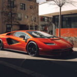 Para celebrar el 50 aniversario del Countach, Lamborghini lanzó en 2021 el espectacular Countach LPI 800-4. Su diseño recupera elementos del legendario LP500 y del LP400, pero incorpora tecnología híbrida moderna. Gracias a un motor V12 de 6.5 litros asistido por un sistema eléctrico, acelera de 0 a 100 km/h en apenas 2,8 segundos y alcanza los 355 km/h.
