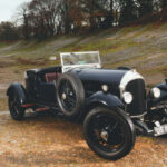 Cuando Bentley llegó a Le Mans en 1924, sus rivales consideraban que el coche era demasiado grande y pesado para competir. Sin embargo, el Bentley 3 Litre demostró que la robustez también podía ser una virtud. Equipado con un avanzado motor de 3.0 litros que incorporaba cuatro válvulas y dos bujías por cilindro, se convirtió en una referencia tecnológica para su época y consolidó la reputación deportiva de la marca británica.