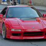 Cuando el Acura NSX debutó, muchos compradores estaban cansados de los superdeportivos europeos rápidos pero poco fiables. Honda revolucionó el segmento al ofrecer un coche capaz de competir con Ferrari y Porsche, pero con la facilidad de uso y la durabilidad de un automóvil japonés. Su influencia fue tan grande que obligó a numerosos fabricantes a replantear la forma en que diseñaban sus deportivos de altas prestaciones.