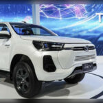 A diferencia de muchos vehículos eléctricos desarrollados sobre plataformas específicas, la Hilux BEV mantiene la arquitectura body-on-frame de la novena generación de la Hilux. Esta configuración conserva gran parte de las características estructurales que han convertido al modelo en una referencia mundial en resistencia y capacidad de trabajo.