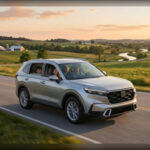 El Honda CR-V sigue consolidándose como uno de los SUV compactos más fiables del mercado. Su bajo consumo de combustible, la reconocida calidad mecánica de Honda y unos costes de mantenimiento contenidos hacen que sea especialmente atractivo para familias que buscan una compra inteligente. El precio inicial del modelo 2026 ronda los 33.000 dólares.