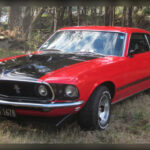 El Ford Mustang Mach 1 de 1969 fue desarrollado para ofrecer una experiencia de conducción más deportiva que la del Mustang convencional. Equipado con motores V8 como el 351 Windsor o el legendario 428 Cobra Jet, podía acelerar de 0 a 100 km/h en poco más de seis segundos, una cifra extraordinaria para finales de los años sesenta.