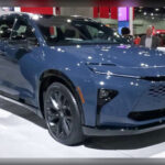 El Toyota Crown Signia apuesta por una fórmula muy distinta a la de muchos SUV actuales. En lugar de centrarse en la imagen o las prestaciones extremas, prioriza la eficiencia, la comodidad y la fiabilidad a largo plazo. Su sistema híbrido y la reconocida calidad de construcción de Toyota lo convierten en una opción ideal para quienes buscan un vehículo capaz de durar más de una década con bajos costes de mantenimiento.