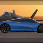 El McLaren Speedtail representa la visión más avanzada de la marca británica en materia de velocidad. Su diseño extremadamente aerodinámico y su sistema híbrido basado en un motor V8 biturbo permiten alcanzar cifras impresionantes. Capaz de rozar los 403 km/h, combina prestaciones de hiperdeportivo con el refinamiento de un gran turismo de lujo, manteniendo además la característica posición de conducción central inspirada en el mítico F1.