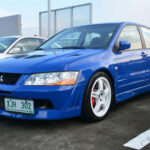 El Mitsubishi Lancer Evolution VII trasladó directamente la experiencia del Mundial de Rally a los conductores de calle. Equipado con el legendario motor turboalimentado 4G63 de 300 CV y un sofisticado sistema de tracción total, ofrecía unas prestaciones extraordinarias. Era capaz de acelerar de 0 a 100 km/h en solo 4,6 segundos, convirtiéndose en uno de los sedanes más rápidos y eficaces de su tiempo.