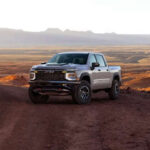 Uno de los mayores misterios es la potencia de los nuevos propulsores. Chevrolet ha confirmado que los actuales V8 de 5,3 y 6,2 litros serán sustituidos por nuevos motores V8 de 5,7 y 6,6 litros, además de mantener el TurboMax de cuatro cilindros y el conocido Duramax diésel. Sin embargo, la marca todavía no ha revelado los datos de caballos ni de par motor que determinarán su posición frente a rivales como la Ford F-150 o la Ram 1500.