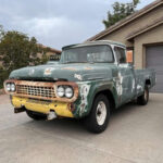 La Ford F-100 ganó fama por su capacidad para afrontar cualquier tarea agrícola sin complicaciones. Desde transportar alimento para el ganado hasta mover herramientas y materiales de construcción, esta camioneta destacó por una fiabilidad casi indestructible. Su mecánica simple y resistente permitió que miles de ejemplares siguieran operativos durante décadas en explotaciones agrícolas de todo Estados Unidos.