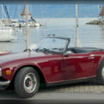 El Triumph TR6 conquistó a miles de aficionados gracias a su diseño musculoso y a su robusto motor de seis cilindros en línea. A diferencia de otros deportivos británicos más pequeños, ofrecía un carácter más contundente y una experiencia de conducción llena de personalidad. Su sonido inconfundible, su respuesta directa y su estética agresiva ayudaron a convertirlo en uno de los roadster más admirados de la década de 1970.