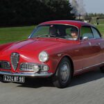 El Alfa Romeo Giulietta apareció por primera vez en 1954 como un elegante coupé y poco después amplió la gama con una berlina y un Spider descapotable diseñado por Bertone. La marca recuperó posteriormente este nombre en distintas generaciones durante las décadas siguientes. Giulietta es el equivalente italiano de Julieta, convirtiéndose en una de las denominaciones más reconocibles de la historia de Alfa Romeo y en una referencia inevitable a la famosa obra de Shakespeare.
