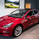 El Tesla Model 3 Standard Range Plus 2021 pasó de costar 41.190 dólares nuevo a alcanzar 49.950 dólares en el mercado de ocasión, un incremento cercano al 21%. La popularidad de Tesla, unida a las listas de espera para adquirir un vehículo nuevo, convirtió a este eléctrico en uno de los modelos con mejor valor de reventa del mercado.