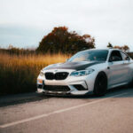 El BMW 1M Coupé estuvo poco tiempo en producción, pero fue suficiente para ganarse el respeto de los aficionados a la conducción. Equipado con un motor de seis cilindros en línea turboalimentado y una puesta a punto centrada en el equilibrio del chasis, este modelo destacó por ofrecer una experiencia de conducción muy pura, convirtiéndose rápidamente en uno de los BMW M modernos más deseados.