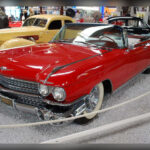 El Cadillac Eldorado Biarritz de 1959 simbolizó el optimismo y la prosperidad de la posguerra en Estados Unidos. Sus enormes aletas traseras, la abundancia de cromados y un equipamiento de lujo sin precedentes hicieron de este modelo uno de los automóviles más espectaculares de su tiempo, una imagen que todavía hoy representa la edad dorada del diseño estadounidense.