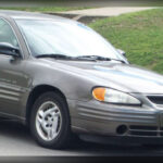El Pontiac Grand Am fue uno de los compactos más populares de finales de los años 90. Su estética deportiva, con molduras inferiores muy marcadas y un diseño juvenil, conquistó a miles de conductores, especialmente a los más jóvenes. Su desaparición llegó junto al cierre definitivo de la marca Pontiac durante la reestructuración de General Motors.