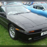 El Toyota Supra Turbo alcanzó la fama mundial gracias al indestructible motor 2JZ-GTE con doble turbocompresor. Su capacidad para soportar grandes aumentos de potencia sin comprometer la fiabilidad hizo que mecánicos y preparadores lo convirtieran en uno de los deportivos más modificados de la historia. Su influencia ayudó a consolidar el prestigio de los deportivos japoneses en todo el mundo.