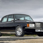 El Panther Rio nació tras la crisis del petróleo de 1973 como una alternativa de lujo con menor consumo. Basado en el Triumph Dolomite, recibió una profunda transformación con paneles de aluminio, acabados artesanales y tapicería de cuero Connolly. Aunque su aspecto recordaba al modelo original, su nivel de exclusividad era muy superior, convirtiéndose en una de las propuestas más singulares de la época.