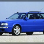El Audi RS 2 Avant fue el primer modelo RS de la historia de Audi y nació de una colaboración histórica con Porsche. Su motor turbo de cinco cilindros entregaba más de 300 CV, convirtiéndolo en uno de los familiares más rápidos de los años 90. A pesar de su impacto, nunca se vendió oficialmente en EE.UU. por normativas y baja producción.
